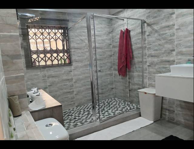 6 BEDROOM HOUSE FOR SALE IN MONDEOR